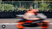 Digelar Tertutup, Tim Honda MotoGP Pertanyakan Bapak-Bapak Bersarung di Sirkuit Mandalika