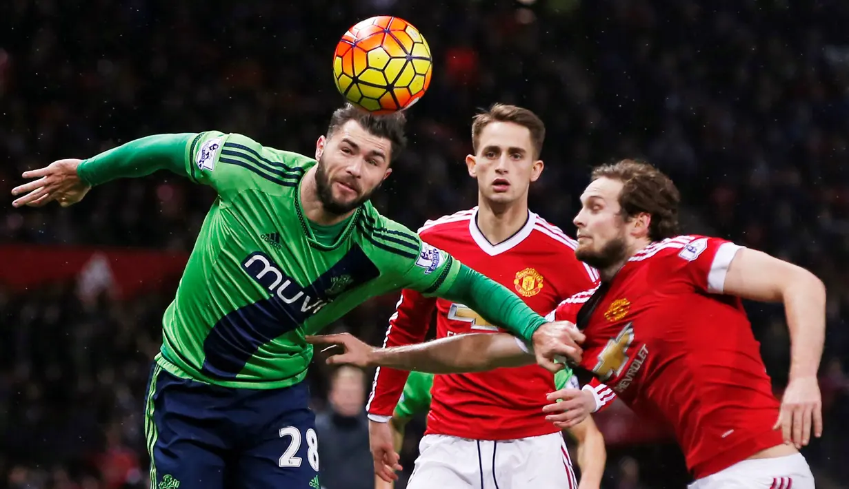 Pemain Southampton, Charlie Austin (kiri), berebut bola dengan pemain MU, Daley Blind, dalam lanjutan Liga Inggris di Stadion Old Trafford, Manchester, Sabtu (23/1/2016). (Reuters/Andrew Yates)