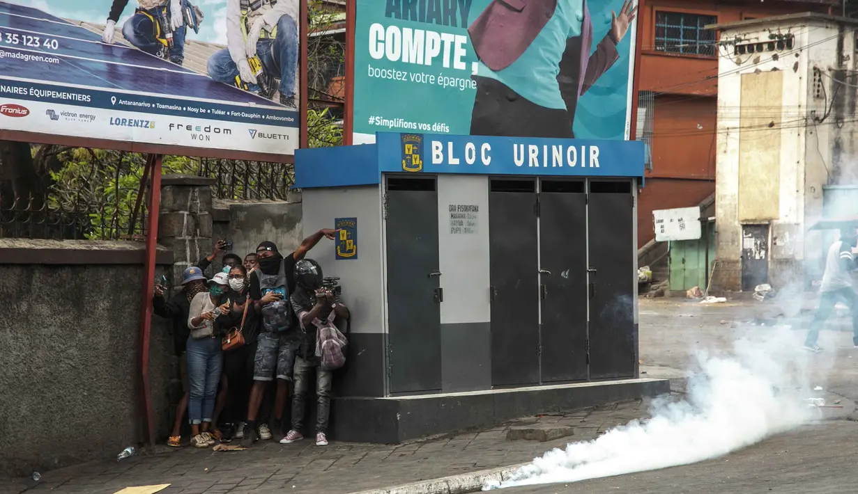 Aksi protes direspons Presiden Andry Rajoelina dengan mengumumkan pembubaran pemerintah sebagai bentuk kompromi. (RIJASOLO/AFP)