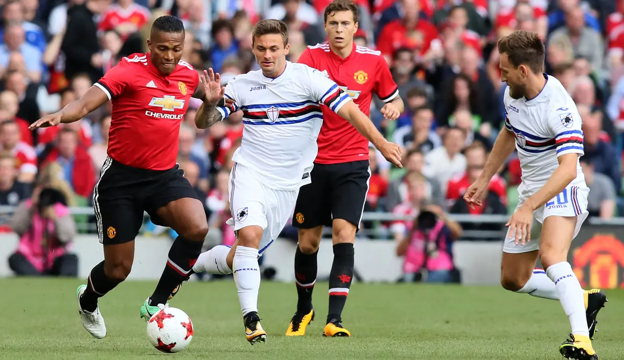 Gelandang Manchester United, Antonio Valencia, berusaha melewati pemain Sampdoria pada laga persahabatan di Stadion Aviva, Dublin, Rabu (2/8/2017). Manchester United Menang 2-1 atas Sampdoria. (AFP/Paul Faith)