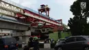 Sejumlah pekerja menyelesaikan proyek pembangunan Double-Double Trek (DDT) jalur kereta api di Jatinegara, Jakarta, Kamis (31/1). Proyek itu rencananya siap dioperasikan pada 2020. (Merdeka.com/Imam Buhori)