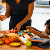 Dalam menyiapkan bekal anak harus praktis dan bergizi. (Foto: Unsplash/Hillshire Farm)