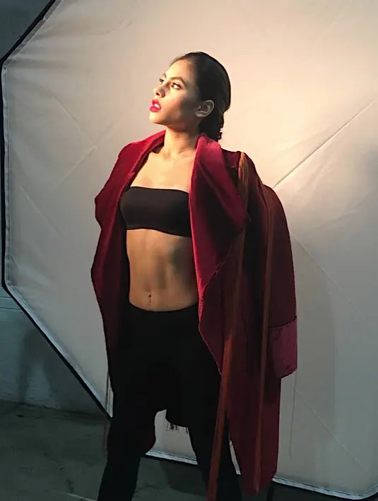 Kesan sensual semakin kuat lantaran ia kerap membiarkan rambut panjangnya terurai. (Foto: instagram.com/valerieethomas)