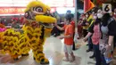 Warga memberikan angpao kepada barongsai saat perayaan malam Tahun Baru Imlek 2574 di Vihara Kwan In Thang, Pondok Cabe, Tangerang Selatan, Banten, Sabtu (21/1/2023). Perayaan Imlek berlangsung semarak dengan adanya pertunjukan barongsai setelah sempat vakum selama 2 tahun akibat pandemi Covid-19. (merdeka.com/Arie Basuki)