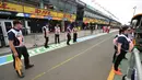Tim berdiri di luar lapangan sebelum Formula 1 Australia Grand Prix dibatalkan di Melbourne, Jumat (13/3/2020). Pembatalan F1 Australia menjadi lanjutan dari keputusan Mclaren yang sudah menyatakan mundur dari balapan. (Peter PARKS/AFP)