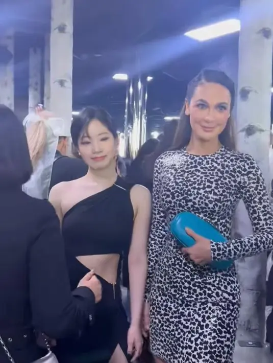 Ia juga sempat mengabadikan foto dengan Dahyun Twice yang tampil cantik dengan cut-out dress hitam. @lunamaya.