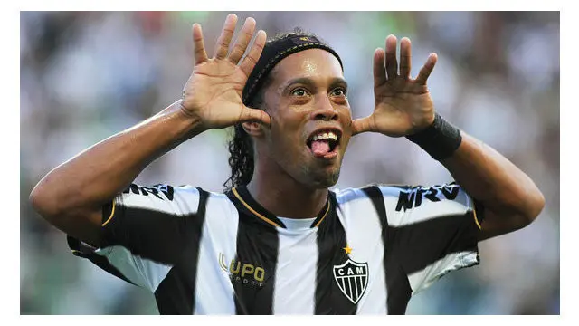 Aksi unik ketika Ronaldinho meminta minum dengan kiper lawan, lalu ia berhasil memperdaya bek lawan ketika lemparan kedalam tersebut diarahkan kepadanya. Memanfaatkan kelengahan bek, ia berhasil membuat umpan yang menghasilkan gol untuk Atletico Mine...