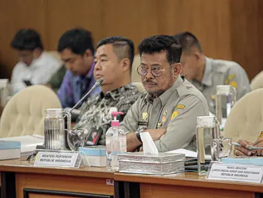 Menteri Pertanian Syahrul Yasin Limpo (tengah) saat rapat kerja dengan Komisi IV DPR RI di Gedung Parlemen, Jakarta, Kamis (19/1/2023). Rapat kerja membahas Daftar Inventarisasi Masalah (DIM) dan pembentukan panitia kerja Rancangan Undang-Undang (RUU) tentang Konservasi Sumber Daya Alam Hayati dan Ekosistem (KSDAHE). (Liputan6.com/Faizal Fanani)