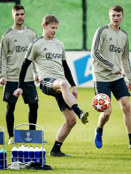 Frenkie de Jong (tengah) ambil bagian dalam sesi latihan jelang menjamu Real Madrid pada leg pertama babak 16 besar Liga Champions di De Toekomst di Ouder-Amstel, Amsterdam, Selasa (12/2). (Robin van Lonkhuijsen/ANP/AFP)