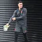 Kiper Chelsea, Kepa Arrizabalaga tiba menghadiri sesi latihan tim di Stoke D'Abernon, barat daya London (4/11/2019). Chelsea akan bertanding melawan wakil Belanda, Ajax Amsterdam pada Grup H Liga Champions. (AFP Photo/Glyn Kirk)