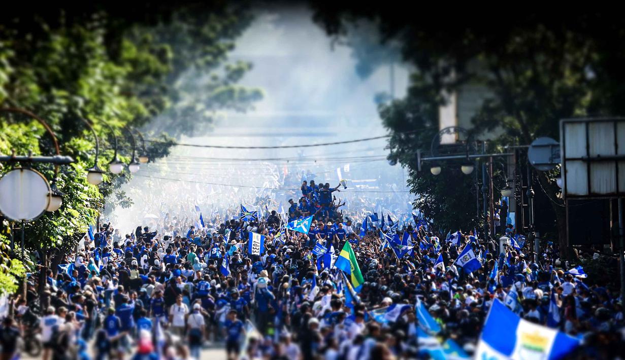 Warga menyambut tim dan ofisial Persib Bandung saat pawai perayaan gelar juara BRI Super League 2025/2026 di Bandung, Jawa Barat, Minggu (24/5/2026). (Bola.com/Bagaskara Lazuardi)