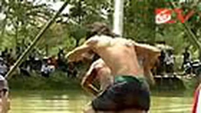 Kemeriahan Lomba Panjat Pinang di Desa TKI