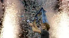 Petenis Jerman, Alexander Zverev memegang trofi setelah mengalahkan Novak Djokovic pada laga puncak ATP Finals 2018 di O2 Arena, London, Senin (19/11). Zverev mengalahkan petenis nomor satu dunia dalam dua set langsung 6-4, 6-3. (AP/Tim Ireland)