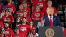 Dalam pidatonya, Presiden Donald Trump memamerkan prestasinya, terutama pada bidang imigrasi. (JEFF KOWALSKY/AFP)