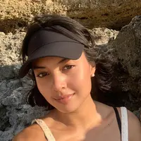 Identik dengan tampilan rambut panjang, kini Aurelie Moeramans tampil beda dengan gaya rambut pendek yang jadikan penampilannya lebih segar. (Foto: Instagram/ aurelie Moeramans)