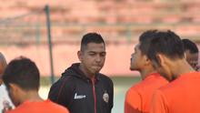 Jan Saragih, rasakan tekanan psikologis sebagai pelatih caretakaker Persija. (Bola.com/Romi Syahputra)