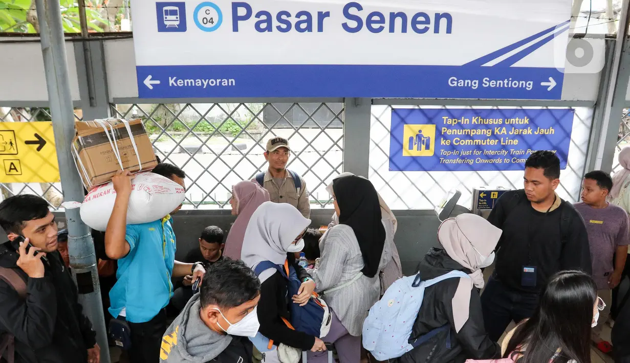 PT Kereta Api Indonesia (Persero) Daerah Operasi (Daop) 1 Jakarta memprediksi volume peningkatan penumpang pada arus balik Lebaran 2025 akan terjadi secara merata hingga 7 April 2025. (Liputan6.com/Herman Zakharia)