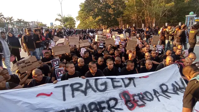 Aksi teaterikal memperingati tragedi dua orang mahasiswa tewas tertembak polisi di Kendari pada 2019 di Kota Kendari.