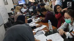 Warga mengurus surat pindah tempat memilih atau Formulir A5 Pemilu 2019 di Kantor KPUD Jakarta Selatan, Jakarta, Rabu (10/4). Ratusan warga rela mengantre sejak pagi untuk mengurus Formulir A5. (Liputan6.com/Herman Zakharia)