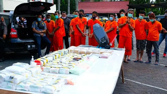 Tersangka dan barang bukti peredaran narkoba di Riau berupa 94 kilogram sabu sitaan Polda Riau.
