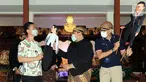 Menteri Parekraf Sandiaga Uno (kanan) dan Walikota Solo Gibran Raka Bumi (kiri) menerima wayang di Solo, Jawa Tengah, Sabtu (09/10/2021). Pada kunjungan ke Solo, Sandiaga sepakat untuk mengembangkan kesenian dan ekonomi kreatif untuk peningkatan ekonomi bagi masyarakat. (Liputan6.com/HO/Parekraf)