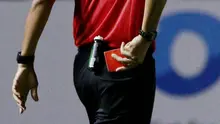Wasit asal Jawa Barat ini tampak mengeluarkan kartu merah dari saku celana nya. (Bola.com/M Iqbal Ichsan)