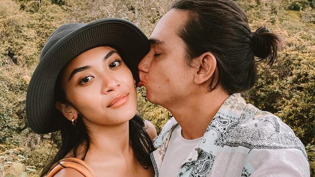 [Fimela] Potret romantisme Adipati Dolken dan Canti Tachril