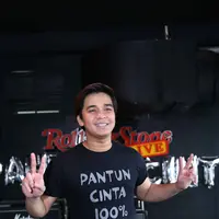 Setelah dunia akting, presenter kini Billy Syahputra merambah dunia tarik suara. Billy bersama dengan Posan meluncurkan single. (Nurwahyunan/Bintang.com)