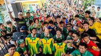 Tiga pemain Persebaya Surabaya, Francisco Rivera, Risto Mitrevski, dan Randy Oscario, mengajak warga untuk menjalani gaya hidup sehat begitu terasa di wilayah Krembangan Baru, Surabaya, Minggu (14/12/2025) pagi WIB. (dok. Persebaya)