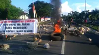 Ahli waris pemilik lahan Intje Koemala versi Chandra Taniwijaya memblokade Jalan Tol reformasi Makassar, Senin (17/4/2017). (Liputan6.com/Eka Hakim)