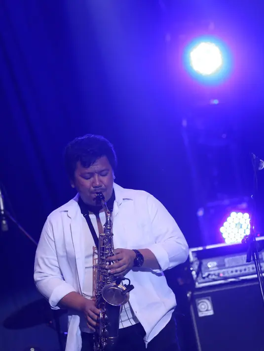 Iringan musik dari Anthopology bersama Fariz RM sedikit menampilkan atraksi solo dari pemain drum, perkusi, saxophone, bass dan tentu solo performance dari sang maestro, Fariz RM. (Andy Masela/Bintang.com)