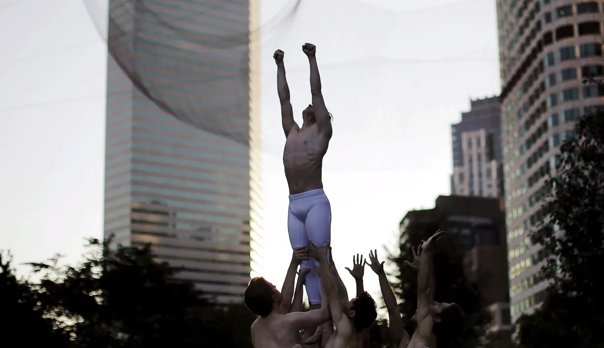 Penari Balet asal boston melakukan aksi dalam Third Symphony of Gustav Mahler karya John Neumeier untuk mempromosikan musim baru di Greenway, Boston, Massachusetts (7/10/2015).  (REUTERS/Brian Snyder)