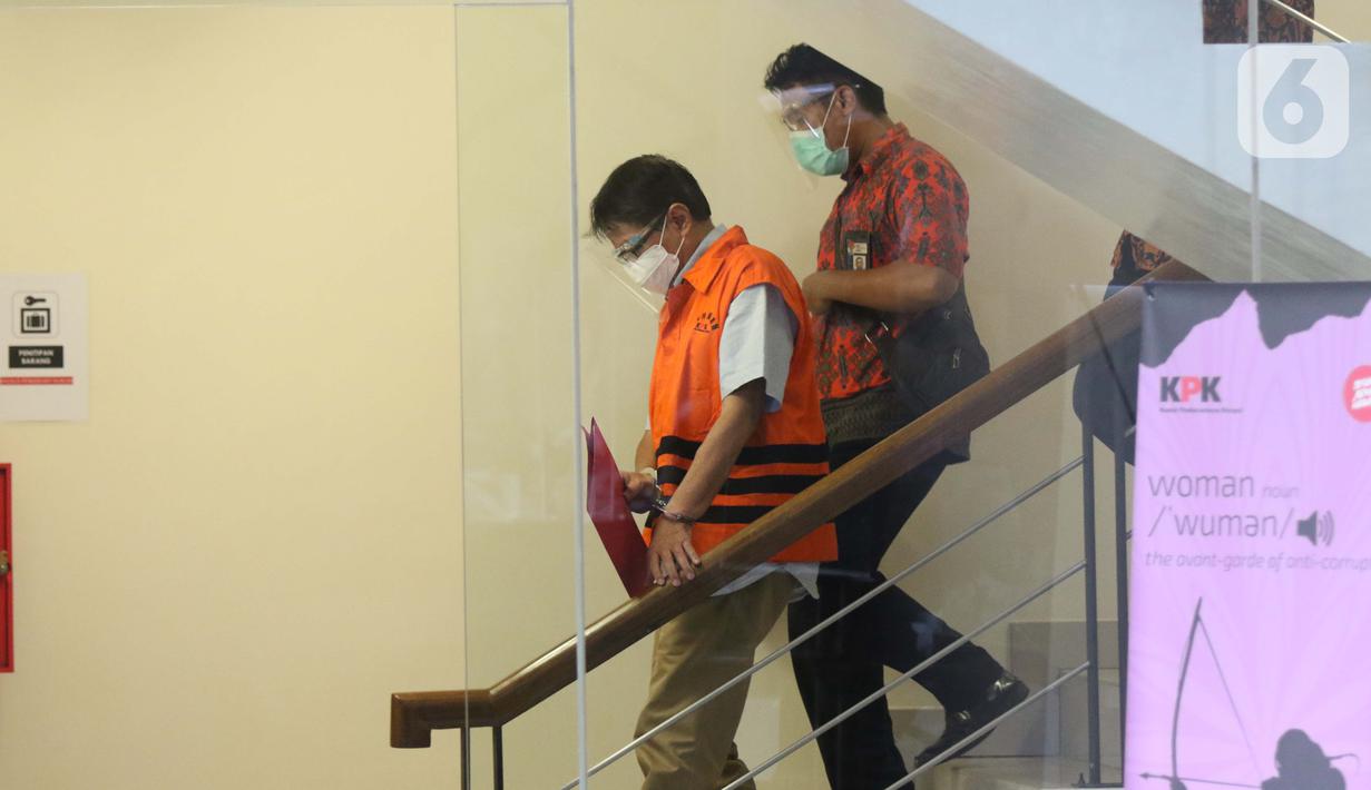 Mantan Direktur Teknik dan Pengelolaan Armada Garuda, Hadinoto Soedigno sebelum rilis penahanan di Gedung KPK, Jakarta, Jumat (4/12/2020). Hadinoto merupakan tersangka ketiga dalam kasus suap di Garuda. Sebelumnya KPK menetapkan Emirsyah Satar dan Soetikno Soearjo (Liputan6.com/Helmi Fithriansyah)