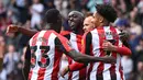 Pemain Brentford merayakan gol yang dicetak oleh Mikkel Damsgaard (dua kanan) ke gawang Manchester United dalam laga lanjutan Liga Inggris 2024/2025 di Gtech Community Stadium, London, Inggris, Minggu (04/05/2025) waktu setempat. (AFP/Justin Tallis)