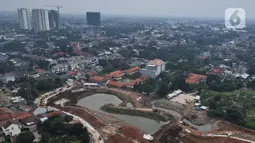 Foto udara suasana pembangunan Waduk Lebak Bulus, Jakarta Selatan, Selasa (11/10/2022). Waduk Lebak Bulus memiliki daya tampung volume air mencapai sekitar 44.000 meter kubik. (Liputan6.com/Herman Zakharia)