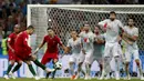 Proses terjadinya gol yang dicetak bintang Portugal, Cristiano Ronaldo, ke gawang Spanyol pada laga Grup B Piala Dunia di Stadion Fisht, Sochi, Jumat (15/6/2018). Kedua negara bermain imbang 3-3. (AP/Francisco Seco)