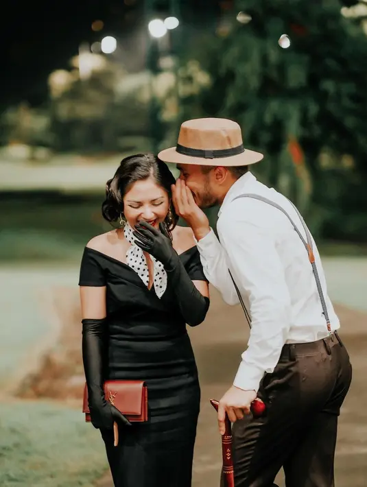 <p>Gaya rambut curly dengan pulasan makeup bold membuat penampilannya semakin menawan. (Instagram/jscmila).</p>