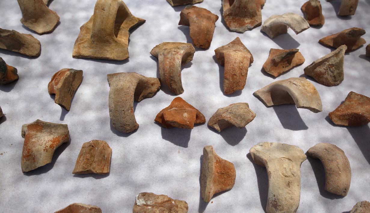 Pecahan keramik berupa stempel bertuliskan huruf Ibrani kuno yang ditemukan di sebuah situs penggalian di Yerusalem (22/7/2020). Tim arkeolog Israel menemukan pusat penyimpanan administratif berusia 2.700 tahun di Yerusalem. (Xinhua/Gil Cohen Magen)