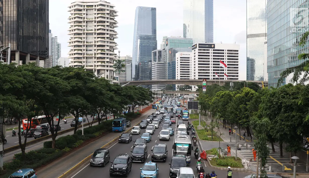 Kendaraan melintasi di Jalan Jenderal Sudirman, Jakarta, Selasa (12/3). Meningkatnya jumlah kendaraan bermotor di Jakarta setiap tahunnya, semakin meningkatkan emisi kendaraan bermotor. (Liputan6.com/Helmi Fithriansyah)