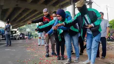 Sejumlah kerabat korban dan warga melakukan tabur bunga di lokasi kecelakaan maut di Jalan Transyogi, Cibubur, Bekasi, Jawa Barat, Rabu (20/7/2022). Aksi tabur bunga tersebut sebagai bentuk rasa duka cita atas meninggalnya 11 orang korban kecelakaan maut di kawasan tersebut. (Liputan6.com/Herman Zakharia)