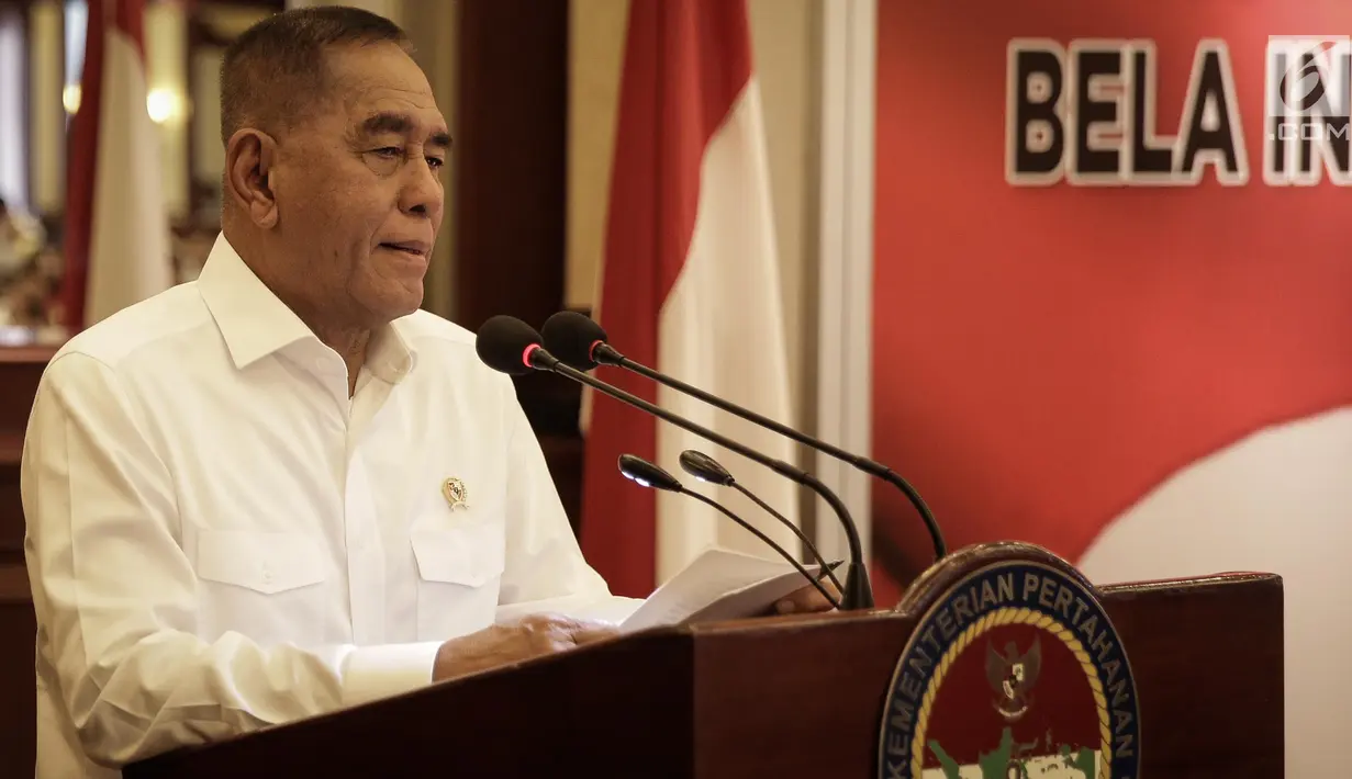 Menhan Ryamizard Ryacudu memberi sambutan usai MoU dengan Menkumham, Jakarta, Rabu (21/6). Kerja sama bertujuan untuk memperluas sasaran program bela negara di kalangan masyarakat, dari mulai anak-anak hingga narapidana. (Liputan6.com/Faizal Fanani)