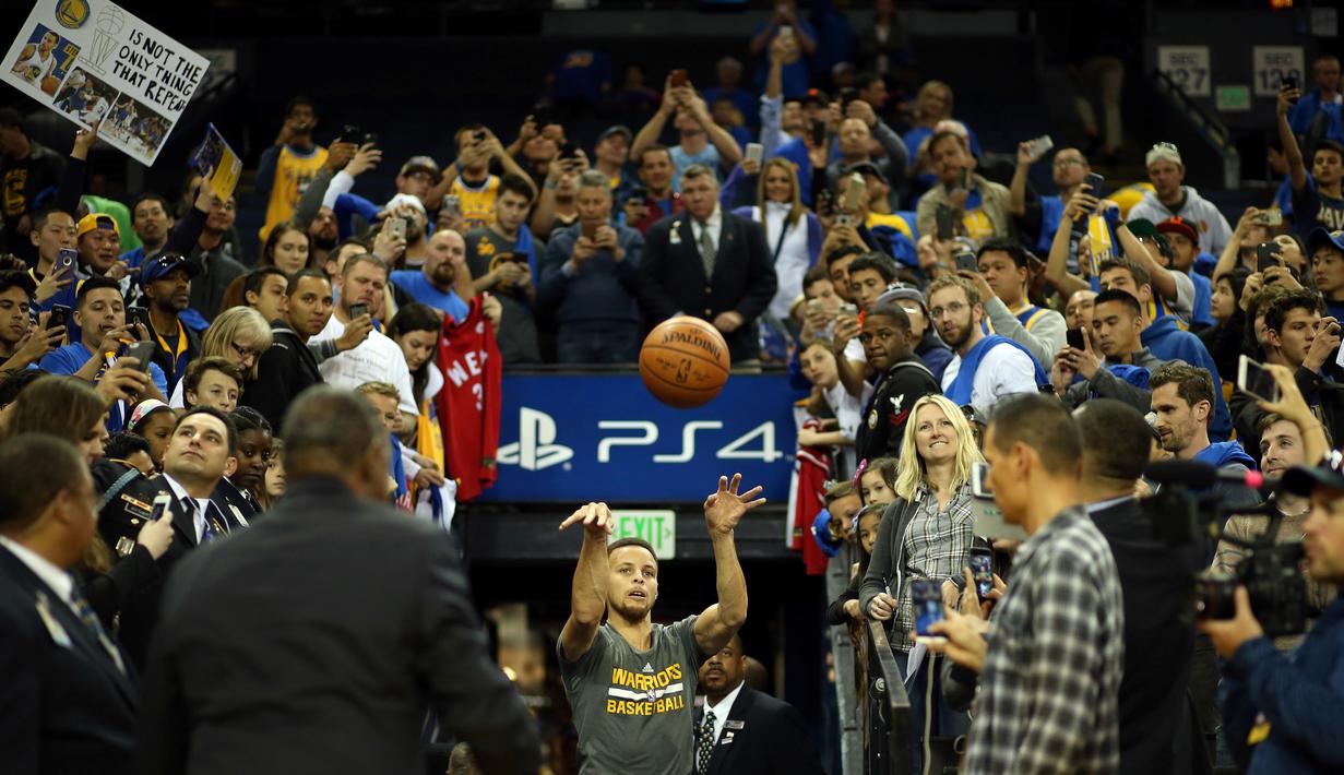 Pemain Golden State Warriors, Stephen Curry, melakukan lemparan seremonial jelang melawan Los Angeles Clippers dalam laga NBA di Oracle Arena, Oakland, California, AS, (23/3/2016). (Getty Images/AFP/Ezra Shaw)