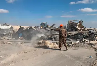 Tentara AS membersihkan puing-puing dari bekas pemboman Iran di pangkalan udara Ain al-Asad, Anbar, Irak, Senin (13/1/2020). Iran menghujani pangkalan militer AS tersebut dengan rudal sebagai balasan atas kematian Jenderal Qasem Soleimani. (AP Photo/Ali Abdul Hassan)
