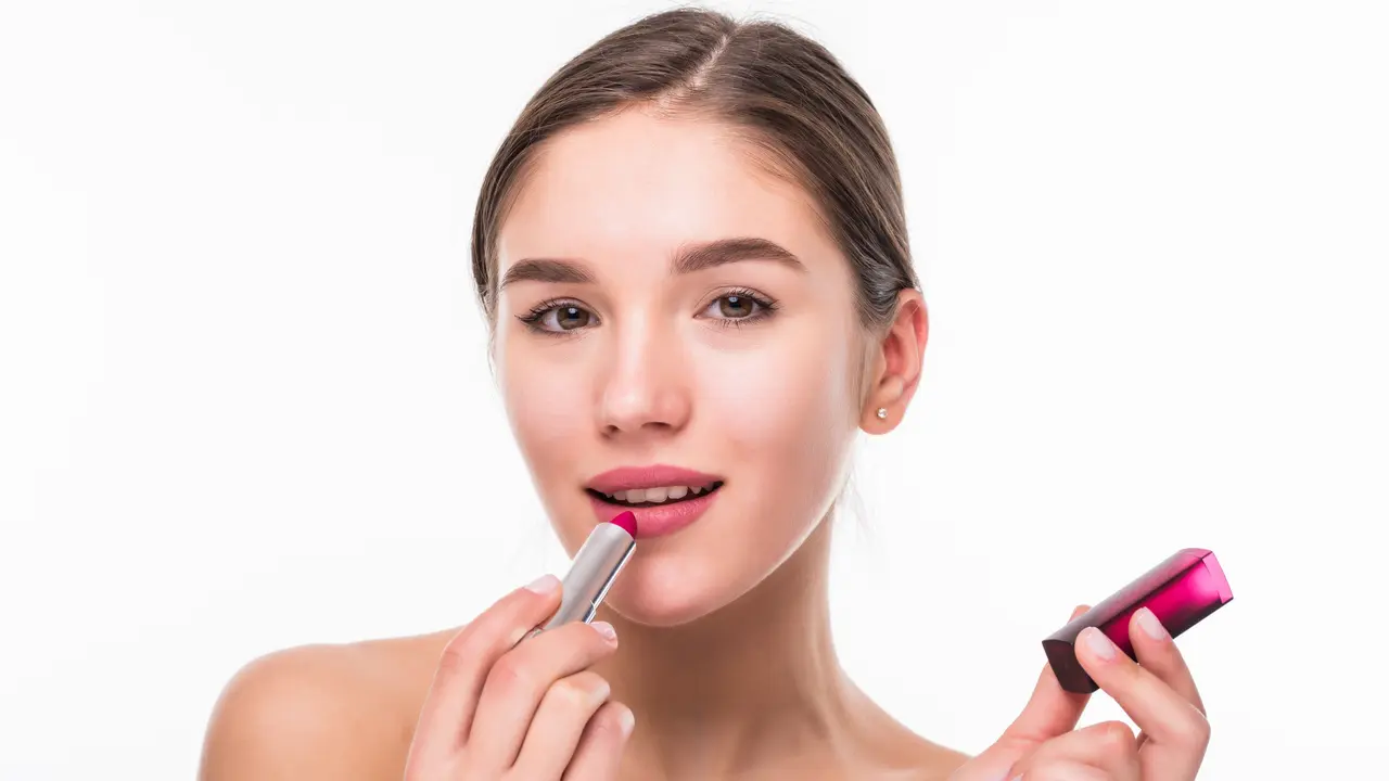 Ilustrasi memakai lipstik