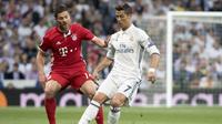 Striker Real Madrid Cristiano Ronaldo (kanan) saat menghadapi Bayern Munchen di Santiago Bernabeu, Madrid, 18 April 2017. (AFP/Curto de la Torre)
