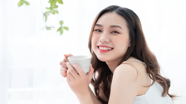 tersenyum minum teh pagi hari