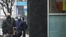 Orang-orang yang mengenakan masker mengantre untuk memasuki sebuah toko di Toronto, Kanada, pada 22 November 2020. Hingga Minggu (22/11) malam, Kanada melaporkan total 330.503 kasus dan 11.455 kematian karena COVID-19, menurut CTV. (Xinhua/Zou Zheng)