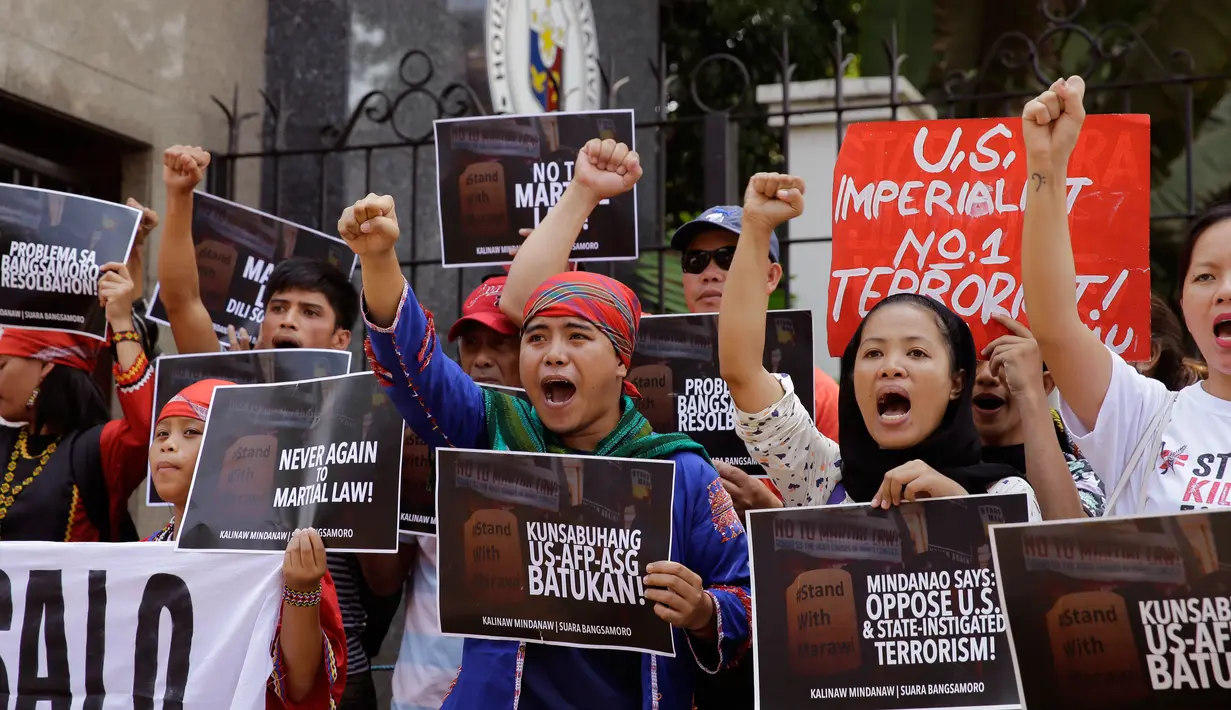 Sejumlah orang menggelar aksi menentang deklarasi darurat militer di depan Gedung DPR Filipina, Manila, Rabu (31/5). Aksi demontrasi ini sebagai tanda solidaritas dengan orang Marawi dan Mindanao. (AP Photo / Aaron Favila)