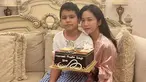 Baru-baru ini, Harmeel Pradhi Singh anak bungsu Bunga Zainal merayakan ulang tahunnya yang ke-10 tahun. Melalui akun media sosial pribadi, pemain film Wedding Proposal ini mengunggah momen bahagia saat merayakan ultah sang putra.(Liputan6.com/IG/@bungazainal05)