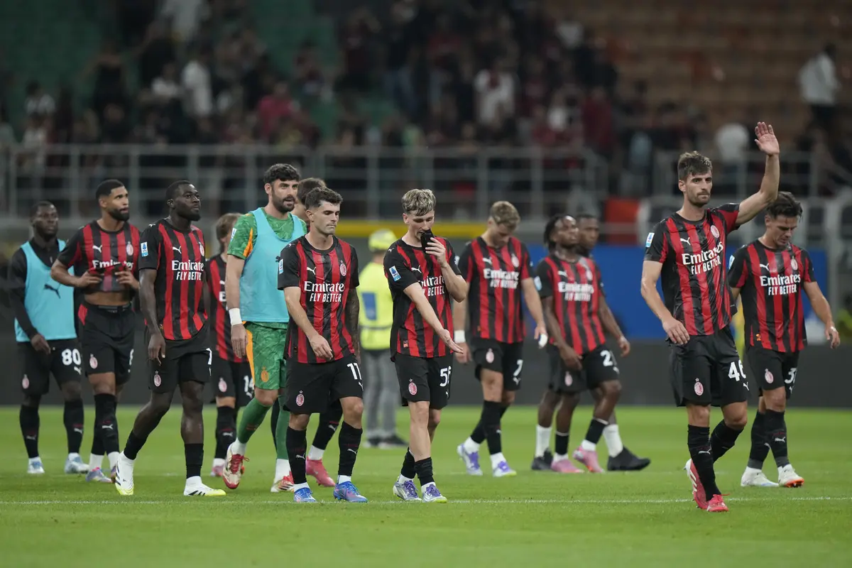Ekspresi skuad AC Milan usai ditekuk oleh Cremonese di giornata 1 Serie A 2025/2026 di San Siro, Minggu (24/08/2025). (AP Photo/Luca Bruno)